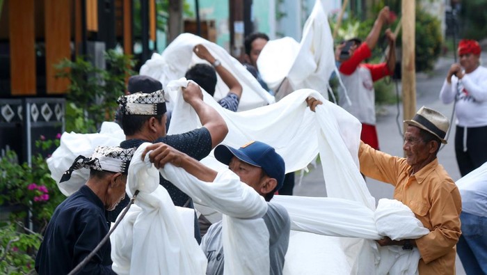 Cuci Kain Kafan Jadi Tradisi Jelang Ramadan Suku Osing Warga suku Osing mengangkat kain kafan (lawon) di Balai Tajuk Cungking, Banyuwangi, Jawa Timur, Kamis (13/2/2025). Tradisi resik lawon yang digelar secara turun-temurun oleh warga suku Osing itu setiap bulan Ruwah pada penanggalan Jawa untuk mensucikan diri jelang menghadapi bulan suci Ramadhan. ANTARA FOTO/Budi Candra Setya/Spt.