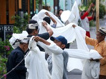 Cuci Kain Kafan Jadi Tradisi Jelang Ramadan Suku Osing