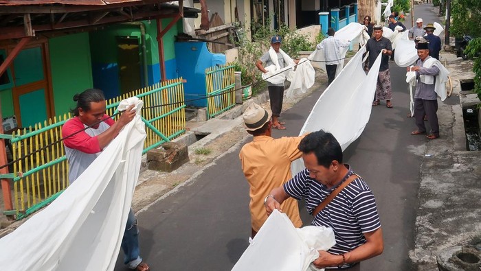 Cuci Kain Kafan Jadi Tradisi Jelang Ramadan Suku Osing Warga suku Osing mengangkat kain kafan (lawon) di Balai Tajuk Cungking, Banyuwangi, Jawa Timur, Kamis (13/2/2025). Tradisi resik lawon yang digelar secara turun-temurun oleh warga suku Osing itu setiap bulan Ruwah pada penanggalan Jawa untuk mensucikan diri jelang menghadapi bulan suci Ramadhan. ANTARA FOTO/Budi Candra Setya/Spt.