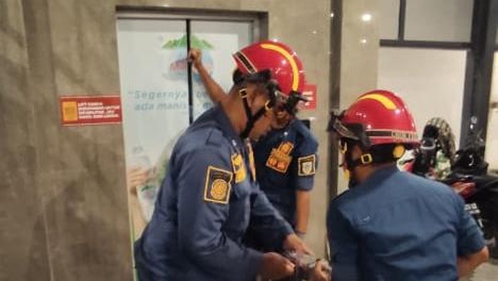 Damkar Klaten evakuasi warga terjebak lift rumah makan, Kamis (13/2/2025) malam.