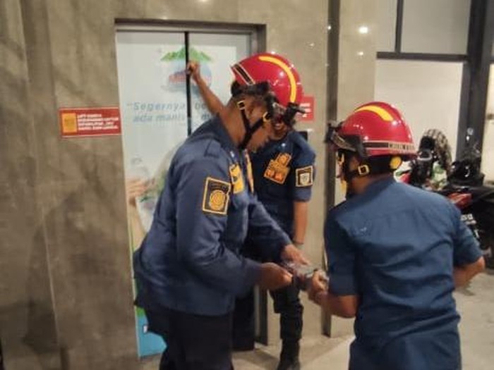 Damkar Klaten evakuasi warga terjebak lift rumah makan, Kamis (13/2/2025) malam.
