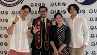 Sebelumnya ia menyandang status Sarjana Hukum pada Januari 2023. Ferry Salim pun sukses bikin bangga istri dan kedua anaknya. Foto: Instagram ferrysal1m