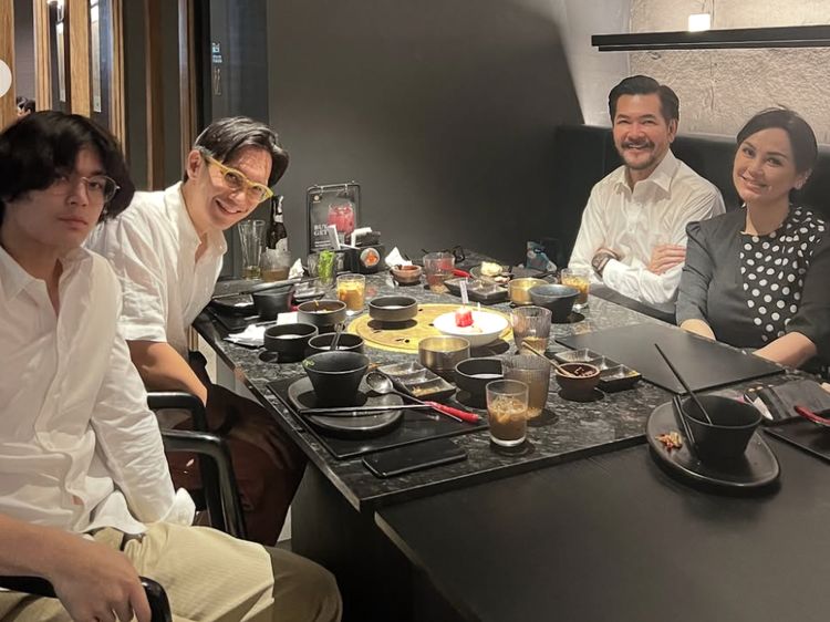 Ferry Salim Kompak Makan Bareng Keluarga, Ini Potret Kerennya