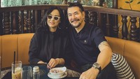 Ferry Salim terkenal sebagai sosok family man. Ia pun selalu meluangkan waktu berdua istrinya, termasuk dengan agenda kulineran bersama. Foto: Instagram ferrysal1m