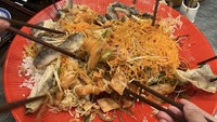 Artis kelahiran tahun 1967 ini merayakan Imlek dengan santap malam bersama keluarga. Mereka meracik dan makan yee sang yang merupakan salad simbol keberuntungan. Foto: Instagram ferrysal1m