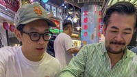 Di Thailand, Ferry Salim dan Brandon mencicipi nasi goreng kepiting dan oyster omelette dari gerai yang dapat pengakuan Michelin Guide. Bikin ngiler ya! Foto: Instagram ferrysal1m