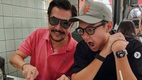 Laporan pandangan mata, dimasak langsung, kepiting gemoy dibungkus telor dadar! Alamaaakkkk terenak bosque! tulis Ferry Salim di keterangan foto. Ia dan Brandon mampir makan di Jay Fai, Thailand. Foto: Instagram ferrysal1m