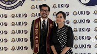 Usia bukan halangan untuk meraih kesuksesan akademis. Ferry Salim membuktikannya dengan meraih gelar Magister Hukum dalam usia 58 tahun. Ia dinyatakan lulus dari Universitas Kristen Indonesia. Foto: Instagram ferrysal1m