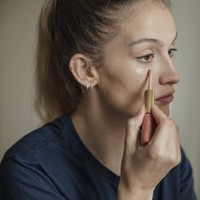 Apakah Warna Concealer Harus Lebih Terang dari Foundation?
