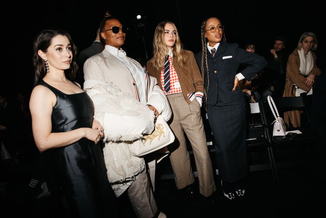 Peragaan busana Thom Browne juga bertaburan bintang. Hadir Cristin Milioti, Queen Latifah, Cara Delevingne, dan Kerry Washington. (Foto: Lexie Moreland/WWD via Getty Images)