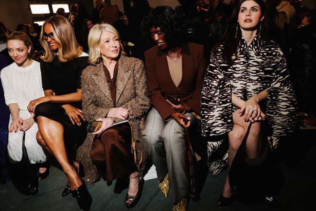 Tory Burch mendapat dukungan dari para bintang seperti Amanda Seyfried, Ciara, Martha Stewart, Jodie Turner-Smith, dan Alexandra Daddario. (Foto: Lexie Moreland/WWD via Getty Images)