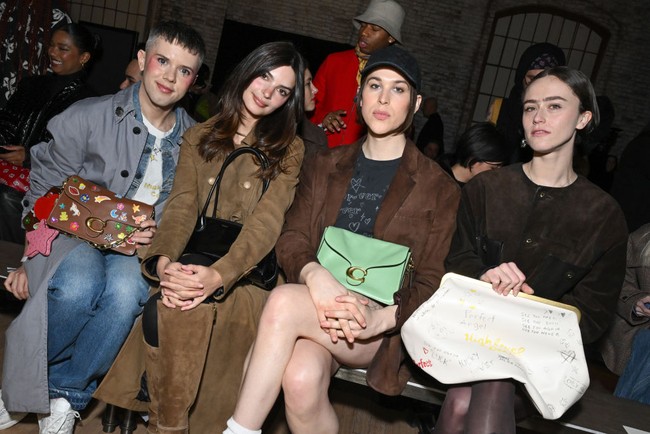 Generasi muda mendominasi barisan terdepan Coach. Mereka yang hadir antara lain Cole Escola, Emily Ratajkowski, Tommy Dorfman, dan Ella Emhoff. (Foto: Gilbert Flores/WWD via Getty Images)