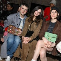 Generasi muda mendominasi barisan terdepan Coach. Mereka yang hadir antara lain Cole Escola, Emily Ratajkowski, Tommy Dorfman, dan Ella Emhoff. (Foto: Gilbert Flores/WWD via Getty Images)