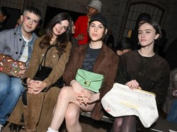 Foto: Katie Holmes Hingga Emrata Flawless di Front Row New York Fashion Week