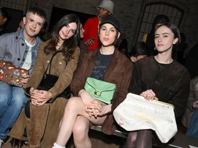Foto: Katie Holmes Hingga Emrata Flawless di Front Row New York Fashion Week