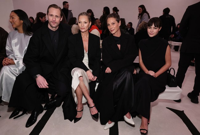 Aktor Alexander Skarsgard, model senior Kate Moss, Christy Turlington, dan Grace Burns di fashion show Calvin Klein Collection yang menampilkan kreasi perdana desainer Veronica Leoni sebagai direktur kreatif jenama tersebut.  (Foto: Jamie McCarthy/Getty Images)