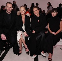Aktor Alexander Skarsgard, model senior Kate Moss, Christy Turlington, dan Grace Burns di fashion show Calvin Klein Collection yang menampilkan kreasi perdana desainer Veronica Leoni sebagai direktur kreatif jenama tersebut.  (Foto: Jamie McCarthy/Getty Images)