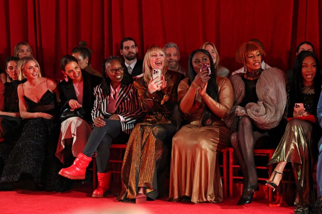 Keseruan di peragaan Christian Siriano. Hadir Paige DeSorbo, Julianne Hough, Katie Holmes, Whoopi Goldberg, Natasha Bedingfield, Danielle Brooks, Laverne Cox, dan Tiffany Haddish. (Foto: Jamie McCarthy/Getty Images for Christian Siriano)