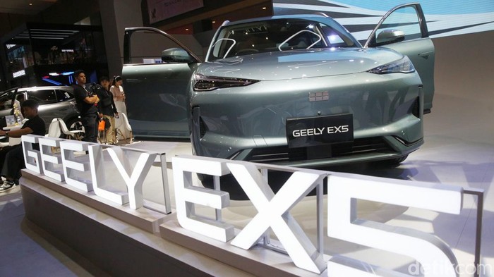 Geely Hadir Lagi di Indonesia, Bawa Mobil Listrik EX5 Geely Auto Indonesia memaerkan Geely EX5 pada pameran Indonesia International Motor Show (IIMS) 2025, di arena JIExpo, Kemayoran, Jakarta, Kamis (13/2/2025).