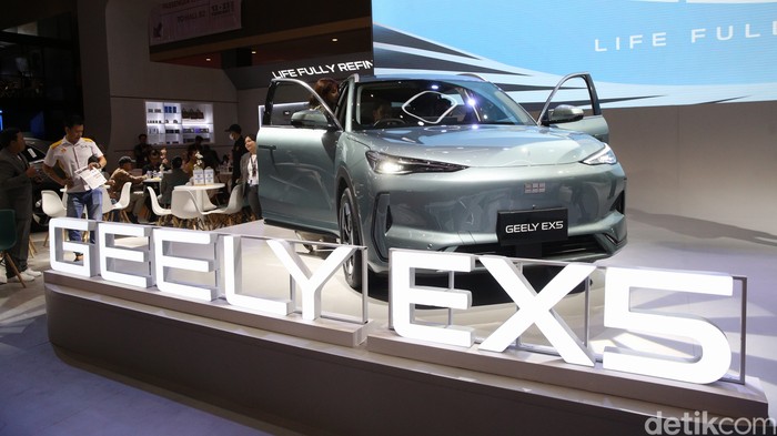 Geely Auto Indonesia memaerkan Geely EX5 pada pameran Indonesia International Motor Show (IIMS) 2025, di arena JIExpo, Kemayoran, Jakarta, Kamis (13/2/2025).