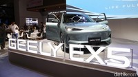 Di bagian interior, Geely EX5 memiliki instrumen display berupa layar 10,2 inci dan sistem hiburan layar sentuh yang berukuran 15,4 inci. Sistem hiburannya menggunakan Flyme Auto yang dikembangkan bersama Meizu. Sistem audio tersedia lewat 16 speaker dari Flyme Audio.  
