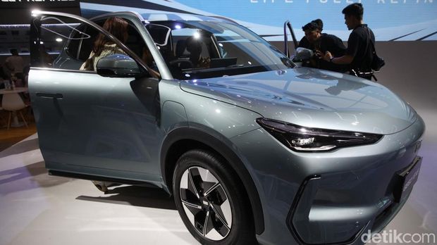 Geely Auto Indonesia memaerkan Geely EX5 pada pameran Indonesia International Motor Show (IIMS) 2025, di arena JIExpo, Kemayoran, Jakarta, Kamis (13/2/2025).