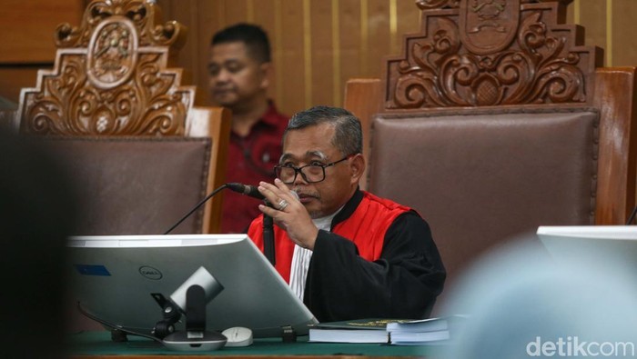 Hakim tunggal pada PN Jakarta Selatan tidak menerima permohonan praperadilan Sekjen PDIP, Hasto Kristiyanto. Hakim menyatakan praperadilan Hasto kabur atau tidak jelas.