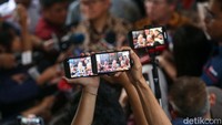 Praperadilan ini diajukan oleh Hasto usai ditetapkan sebagai tersangka kasus dugaan suap bersama Harun Masiku dan merintangi penyidikan Harun Masiku. Hasto meminta agar status tersangkanya dinyatakan tidak sah. Harun Masiku sendiri ditetapkan sebagai tersangka kasus suap pergantian antarwaktu (PAW) anggota DPR sejak Januari 2020. Harun diduga menyuap mantan komisioner KPU Wahyu Setiawan. Namun selama lima tahun terakhir, keberadaan Harun Masiku belum diketahui.  