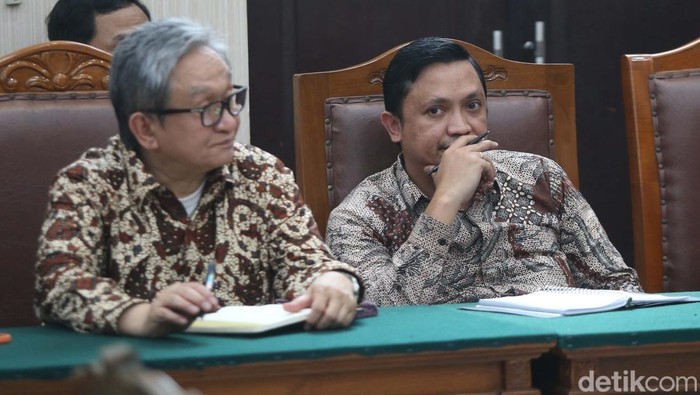 Hakim Tolak Permohonan Praperadilan Sekjen PDIP Hasto Kristiyanto Hakim tunggal pada PN Jakarta Selatan tidak menerima permohonan praperadilan Sekjen PDIP, Hasto Kristiyanto. Hakim menyatakan praperadilan Hasto kabur atau tidak jelas.