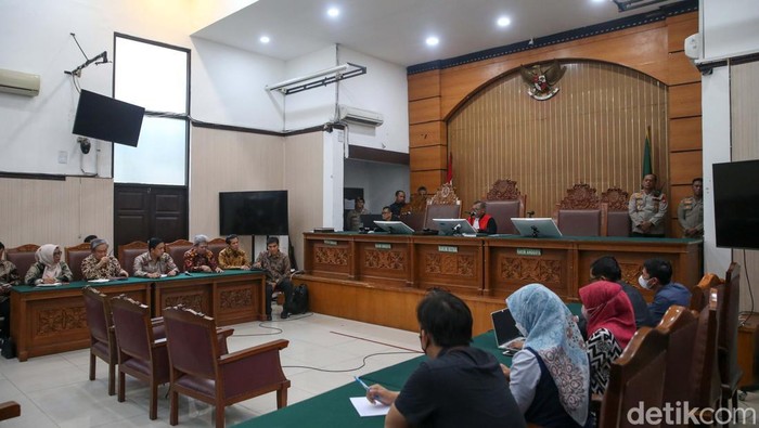 Hakim tunggal pada PN Jakarta Selatan tidak menerima permohonan praperadilan Sekjen PDIP, Hasto Kristiyanto. Hakim menyatakan praperadilan Hasto kabur atau tidak jelas.