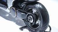 EV Fun Concept merupakan motor listrik bergaya sport pertama dari Honda. Kendaraan tersebut punya tampilan yang berani dan kuat nuansa sporty. Sementara Urban Concept hadir dengan konsep skutik gambit selayaknya Honda PCX. Hanya saja, pabrikan memberikan sentuhan futuristik di hampir seluruh bagian, termasuk desain belakangnya yang sangat modern.  