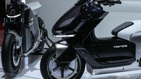 Honda EV Fun dan EV Urban Concept juga menggunakan panel instrumen full digital yang sangat canggih. Ada banyak informasi seputar kendaraan yang bisa dipantau melalui fitur tersebut.  