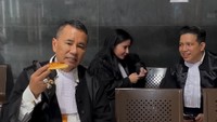 Selain membagikan momen menikmati Yoshinoya, Hotman juga tampak menikmati pizza setelah persidangan. Begini keseruannya! Foto: Instagram @hotmanparisofficial