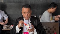 Begini gaya santai Hotman setelah melewati persidangan. Ia tampak menikmati semangkuk rice bowl dari Yoshinoya. Foto: Instagram @hotmanparisofficial