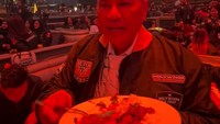Momen seru dari Hotman Paris di Holywings juga mencuri perhatian. Saat itu, ia tengah menikmati makan malam dengan sepiring nasi dan lauk. Foto: Instagram @hotmanparisofficial