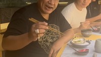 Bersama teman dan rekan kerja, Hotman kerap mengunjungi restoran. Salah satunya saat menikmati oyster ala Jepang. Foto: Instagram @hotmanparisofficial