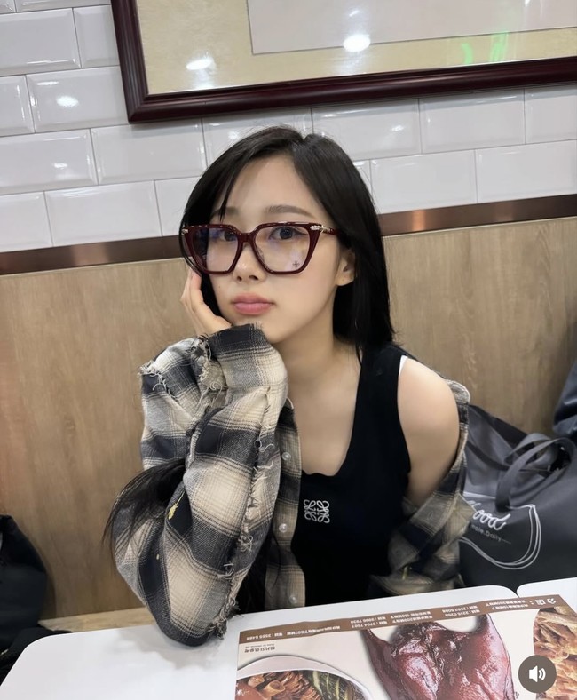 Tak ketinggalan, ada ide OOTD valentine date ala Giselle aespa yang cocok dikenakan saat kamu merayakan hari kasih sayang sambil berburu kuliner viral di TikTok. Saat mendatangi sebuah restoran, pelantun ‘Whiplash’ itu memakai tank top hitam di balik plaid shirt bernuansa krem dan hitam. Kacamata jadi item tambahan yang membuat gaya kamu semakin manis seperti Giselle. Foto: Instagram