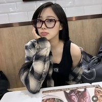 Tak ketinggalan, ada ide OOTD valentine date ala Giselle aespa yang cocok dikenakan saat kamu merayakan hari kasih sayang sambil berburu kuliner viral di TikTok. Saat mendatangi sebuah restoran, pelantun ‘Whiplash’ itu memakai tank top hitam di balik plaid shirt bernuansa krem dan hitam. Kacamata jadi item tambahan yang membuat gaya kamu semakin manis seperti Giselle. Foto: Instagram