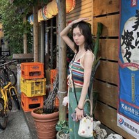 Gaya cewek kue tak kalah lucu ditampilkan saat valentine date bersama pasangan. Intip penampilan Winter aespa memakai tanktop garis-garis berbahan rajut, celana hijau dengan detail embroidery bunga-bunga, koleksi tasnya juga mencuri perhatian menjadi statement Winter aespa. Foto: Instagram