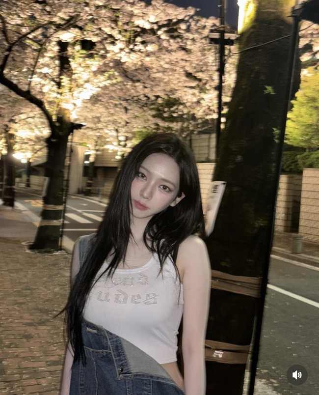 Karina aespa memperlihatkan gaya girlfriend material dengan crop top putih dan satu set denim jumpsuit. Berfoto di malam hari, makeup Karina tetap terlihat flawless, dia tidak perlu memakai banyak aksesori. Foto: Instagram