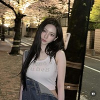 Karina aespa memperlihatkan gaya girlfriend material dengan crop top putih dan satu set denim jumpsuit. Berfoto di malam hari, makeup Karina tetap terlihat flawless, dia tidak perlu memakai banyak aksesori. Foto: Instagram