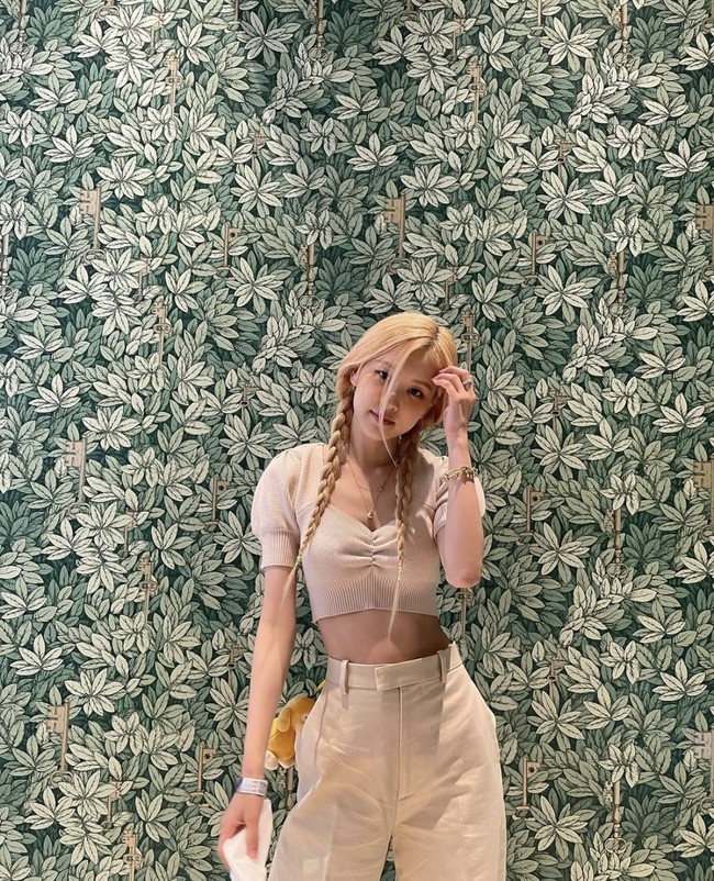 Ide OOTD valentine date ala Rose BLACKPINK terlihat lebih kasual namun tetap menggemaskan. Pelantun ‘APT’ itu memakai crop top krem yang mengekspos otot perutnya dan memiliki detail balloon slevee. Dikenal punya pinggang semut, Rose memadukan outfitnya dengan high waist pants serasi juga mengepang rambutnya. Foto: Instagram