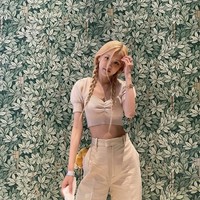 Ide OOTD valentine date ala Rose BLACKPINK terlihat lebih kasual namun tetap menggemaskan. Pelantun ‘APT’ itu memakai crop top krem yang mengekspos otot perutnya dan memiliki detail balloon slevee. Dikenal punya pinggang semut, Rose memadukan outfitnya dengan high waist pants serasi juga mengepang rambutnya. Foto: Instagram