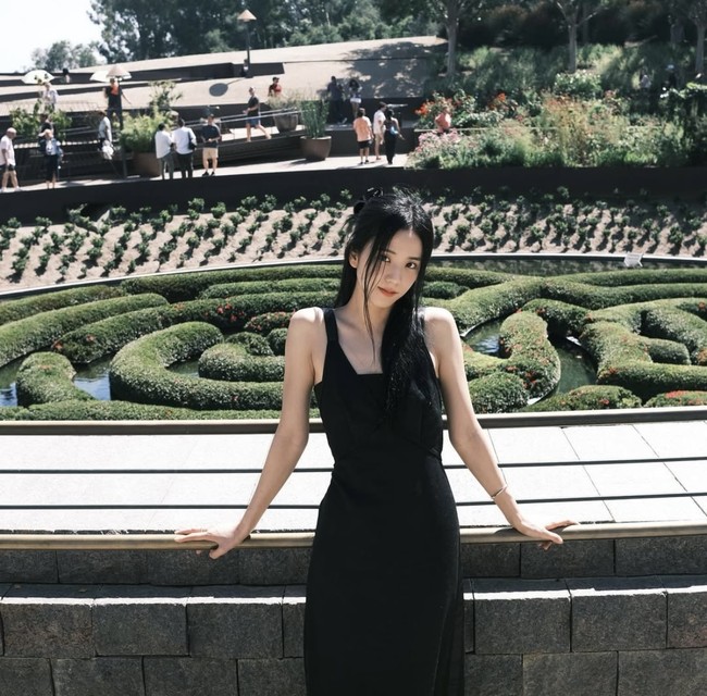 Valentine date tidak melulu identik memakai baju berwarna pink atau cerah. Kamu dan pasangan bisa kompak memakai baju berwarna hitam dan mencontoh outfit Jisoo BLACKPINK yang mengenakan gaun olos yang mempertegas lekuk tubuhnya. Rambutnya tampak dibuat model half updo. Foto: Instagram