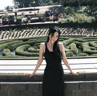 Valentine date tidak melulu identik memakai baju berwarna pink atau cerah. Kamu dan pasangan bisa kompak memakai baju berwarna hitam dan mencontoh outfit Jisoo BLACKPINK yang mengenakan gaun olos yang mempertegas lekuk tubuhnya. Rambutnya tampak dibuat model half updo. Foto: Instagram