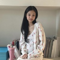 Coquette girl, Jennie BLACKPINK memancarkan kecantikannya memakai satu set gaun dan cardigan putih yang memiliki detail embroidery bunga berwarna merah. Penampilannya dilengkapi dengan bando, dan satu bagian rambutnya dibiarkan terurai. Foto: Instagram