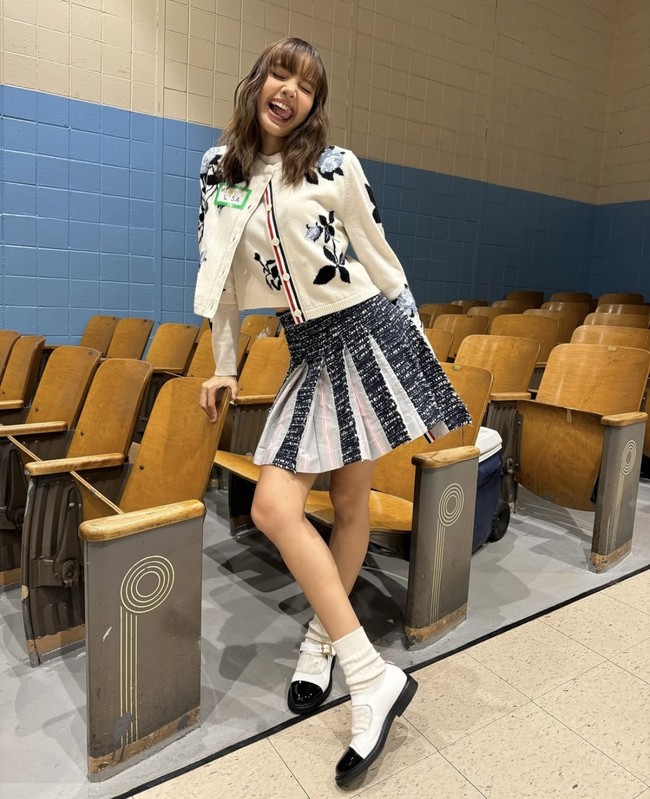 Lisa BLACKPINK tampil manis dengan cardigan putih bermotif bunga, hanya bagian kancing atasnya yang dibiarkan terbuka. Dia memadukannya dengan tanktop, pleat mini skirt, dan mary jane flat shoes. Gayanya cenderung semi formal, bisa kamu tirukan sebagai inspirasi saat dinner date atau melakukan activity seru di Hari Valentine. Foto: Instagram