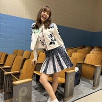 Lisa BLACKPINK tampil manis dengan cardigan putih bermotif bunga, hanya bagian kancing atasnya yang dibiarkan terbuka. Dia memadukannya dengan tanktop, pleat mini skirt, dan mary jane flat shoes. Gayanya cenderung semi formal, bisa kamu tirukan sebagai inspirasi saat dinner date atau melakukan activity seru di Hari Valentine. Foto: Instagram