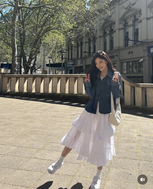 Ningning aespa tampil clean namun tetap edgy dengan kaos putih polos, rok yang kekinian sepanjang betis, dan denim jacket yang fit di tubuhnya. Kamu cukup memakai kaos kaki panjang dan sneakers putih saat menirukan gayanya di Hari Valentine 2025. Foto: Instagram