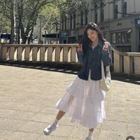 Ningning aespa tampil clean namun tetap edgy dengan kaos putih polos, rok yang kekinian sepanjang betis, dan denim jacket yang fit di tubuhnya. Kamu cukup memakai kaos kaki panjang dan sneakers putih saat menirukan gayanya di Hari Valentine 2025. Foto: Instagram